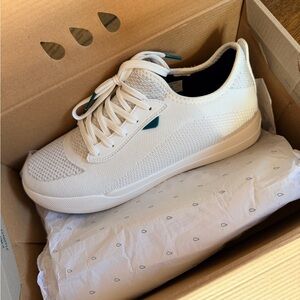 NWT Vessi Women’s White Weekend Sneakers